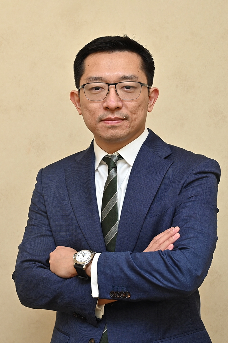 นายธนาเดช